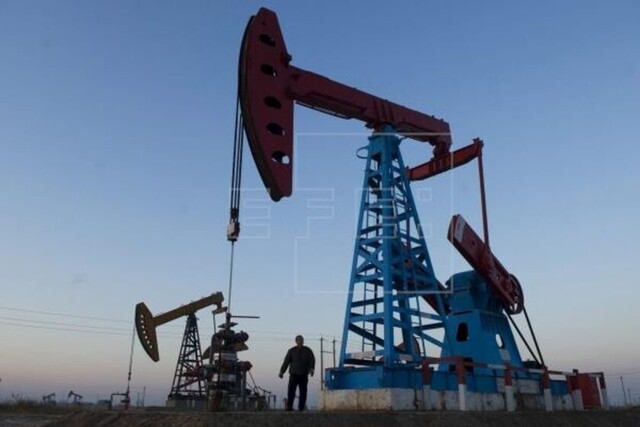 El petróleo de Texas cae un 6,1 %, por miedo a una recesión en plena guerra de precios