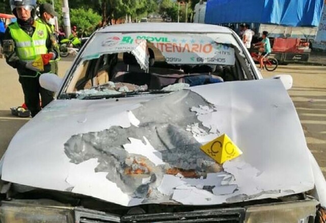 Dos heridos tras colisionar una motocicleta y un vehículo