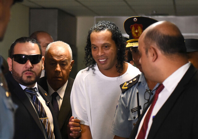 Un amigo de Ronaldinho  contó cómo vive en prisión