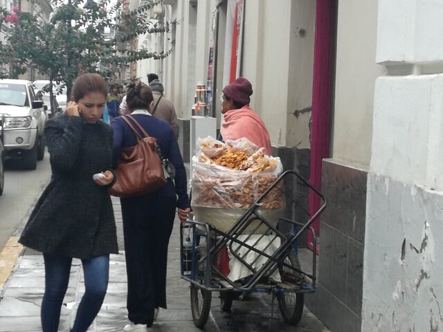 Vendedores ambulantes, golpeados pero no vencidos