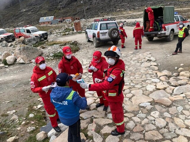Rescatan a 13 extranjeros del “Huayna Potosí”
