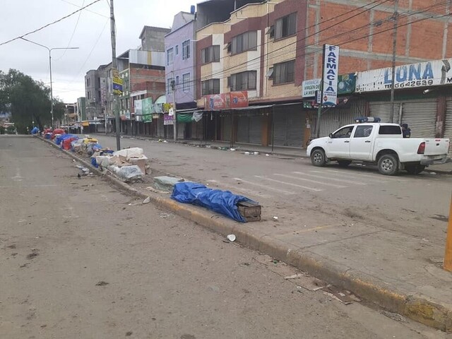 Bolivianos se someten a la mayor restricción de circulación en fin de semana