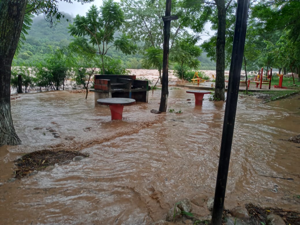 Intensas lluvias provocaron el desborde del río Bermejo