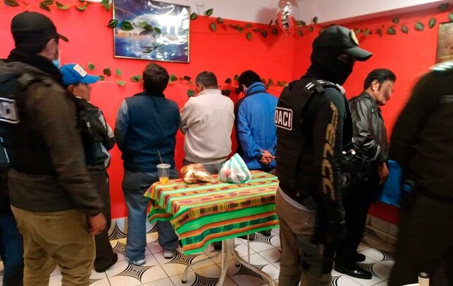 Atrapan a adultos mayores bebiendo en un local