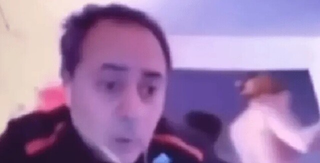 Daba clase virtual y su mujer salió desnuda