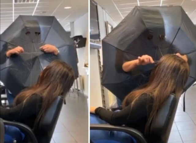 Peluquera usa un paraguas para trabajar