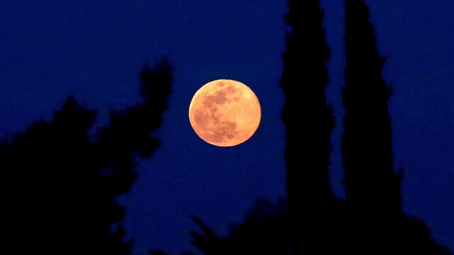 La superluna rosa más grande y luminosa del año brillará la noche de este martes