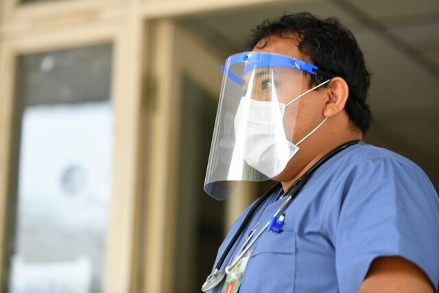 UCB Tarija realiza entrega de mascaras faciales protectoras a SEDES y SSUT