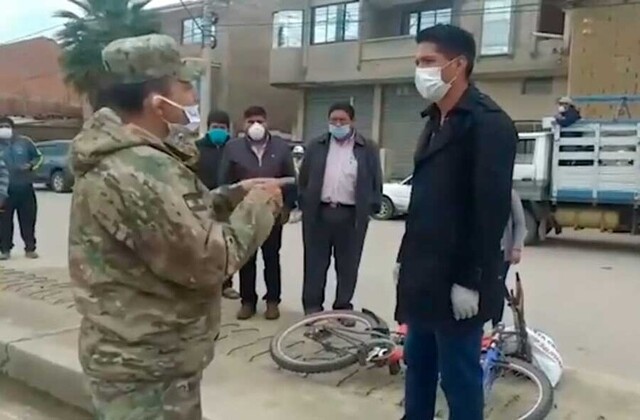 Andrónico y un jefe militar cruzan palabras por aglomeración en donaciones