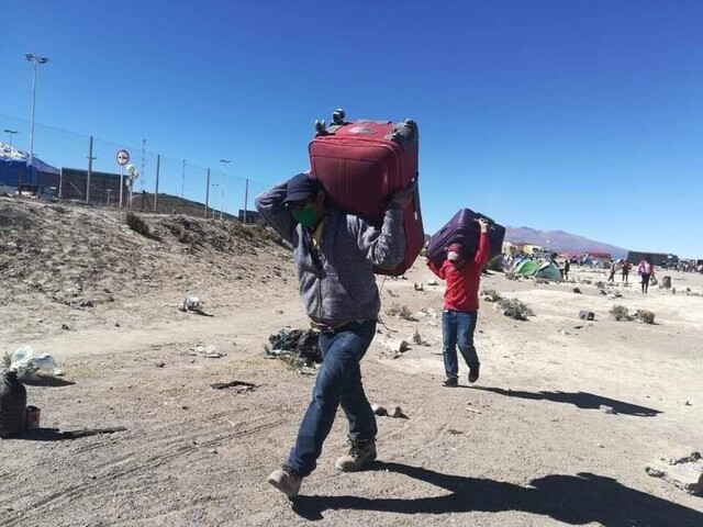 Bolivianos varados en Colchane se van a un albergue en Iquique