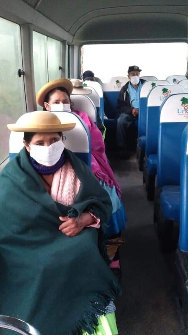 Adultos mayores de Uriondo se transportan en buses para cobrar bonos