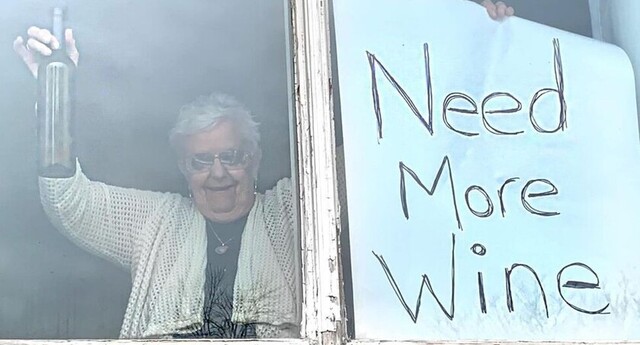 Abuela de 82  quiere más vino en cuarentena