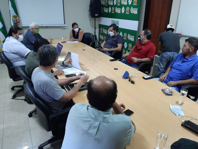 Gobierno y agropecuarios buscan salida a la crisis