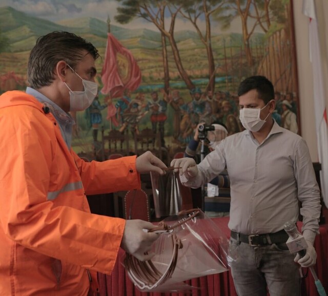 Alcalde entrega barbijos y máscaras de bioseguridad a periodistas de Tarija