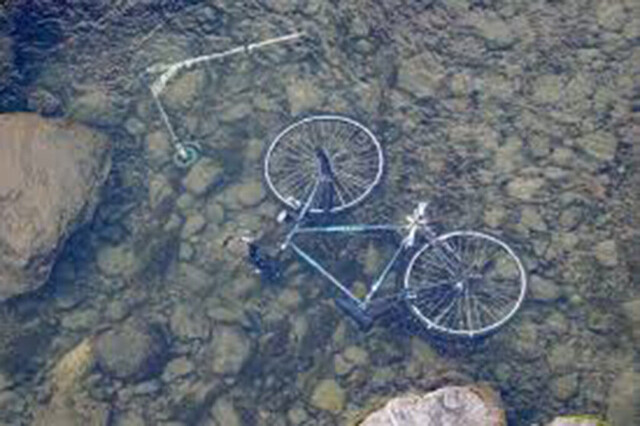 Cayó 15 metros en bici de un risco y murió ahogado en el río