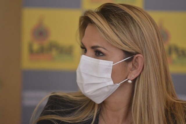 Áñez felicita a los periodistas y califica su labor de "fundamental" para la democracia