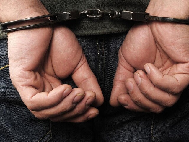 Detienen a 5 policías por violar en manada a joven