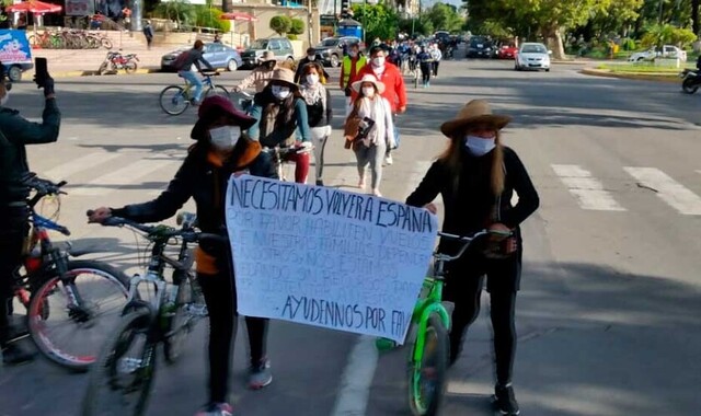 Bolivianos que quieren retornar a España marchan en demanda de vuelo