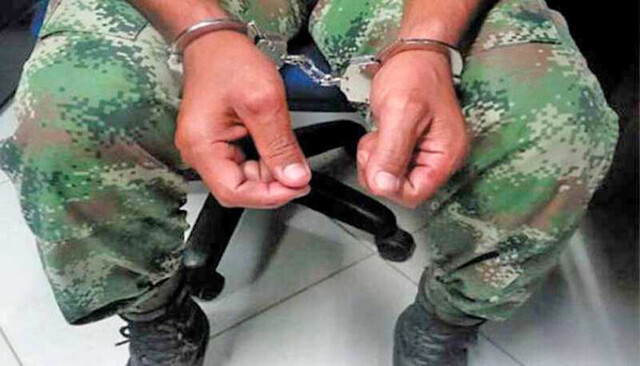 Arrestan a sujeto que iba vestido de militar