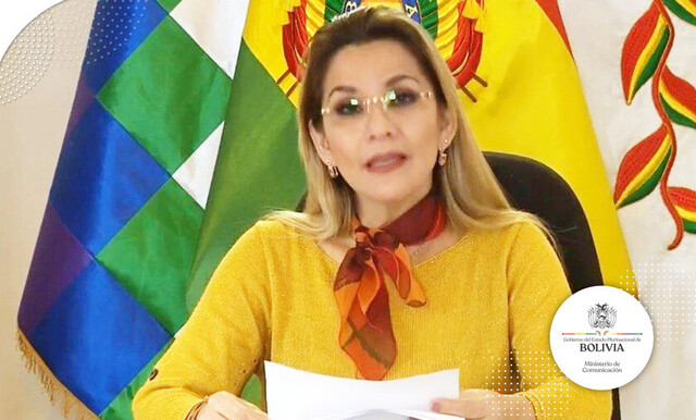 Áñez promulga ley para mejorar el pago a médicos, enfermeras y personal sanitario