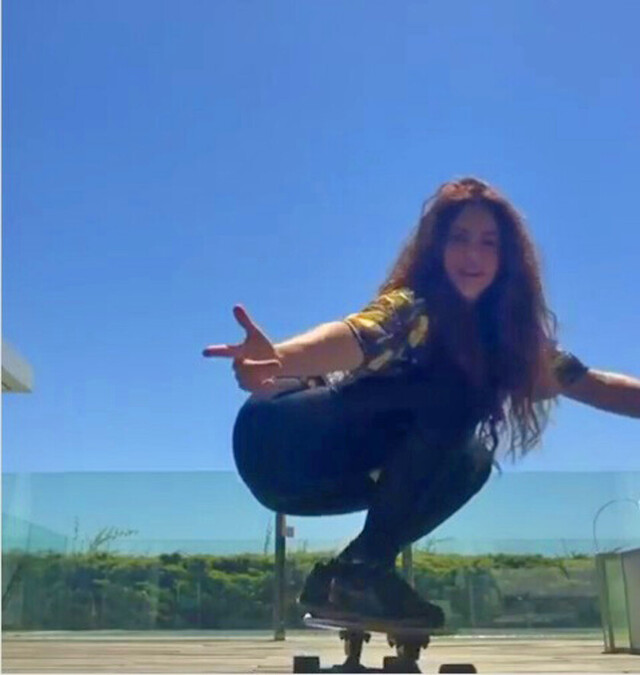 Shakira muestra su habilidad en tabla de skate