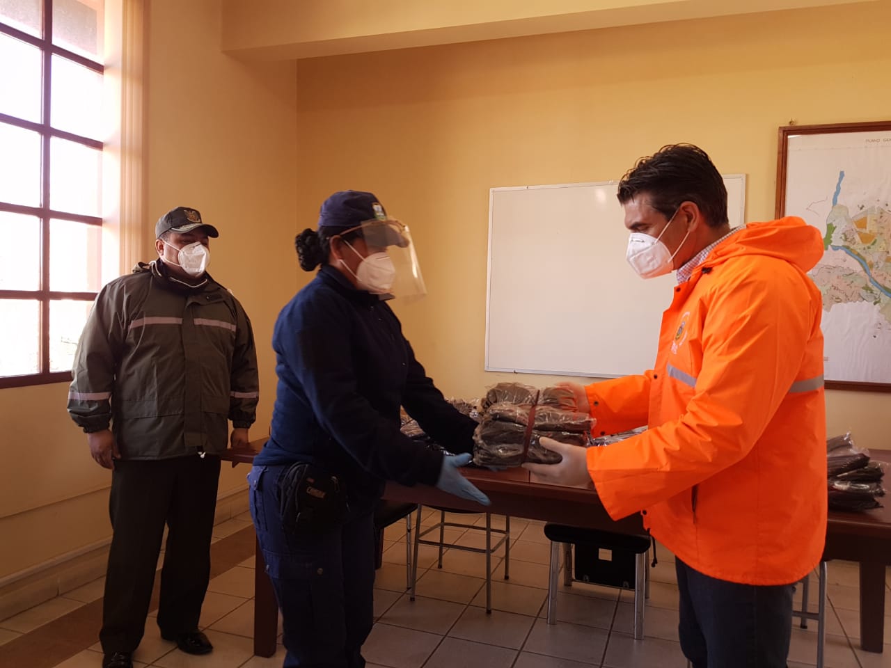 Alcaldía de Tarija refuerza con trajes de bioseguridad a la Guardia Municipal