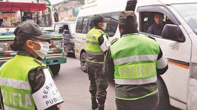 Procesan a una pareja que golpeó a policía