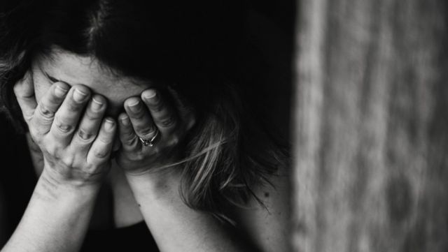 Golpeó a su hija con tubo y ahora debe ir a terapia