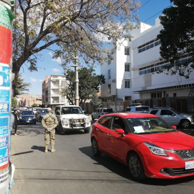 Retienen cuatro vehículos y arrestan a tres personas por infringir la cuarentena