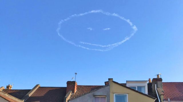 Piloto dibuja cara sonriente en el aire