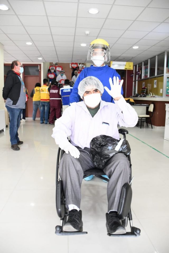 Dan alta médica a primer paciente que recibió plasma hiperinmune en hospital La Portada