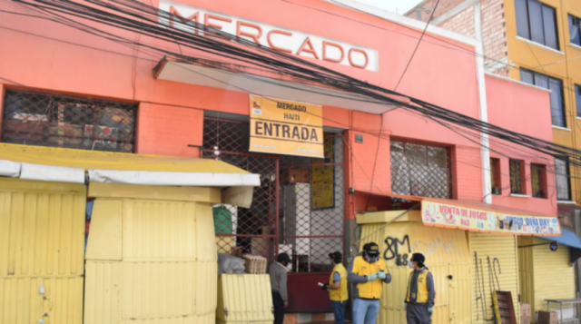 Carnicero en un mercado de La Paz muere por Covid-19 y la Alcaldía instruye cuarentena para comerciantes