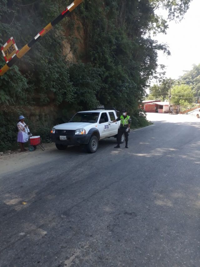 Siguen restricciones a transporte en carreteras