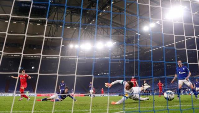 Un insólito autogol de Miranda pone al Leverkusen en zona 'Champions'