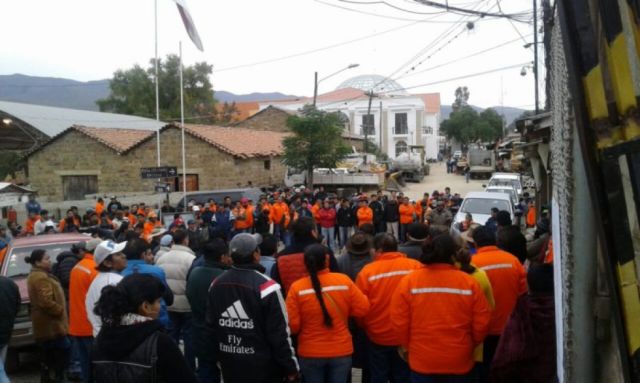 Juntas vecinales piden reducir sueldos de funcionarios públicos