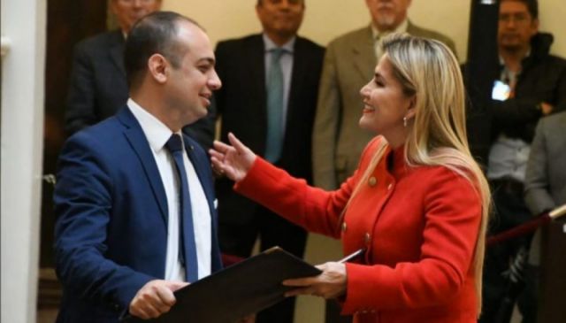 El "embajador" Mostajo pidió licencia sin goce de haber y deja el país