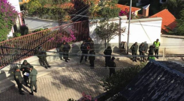 Lanzan campaña para “liberación” de exautoridades del MAS que se encuentran en embajada mexicana