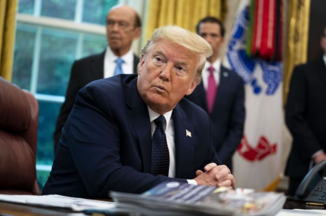 Trump firma una orden que veta a policías el uso de llaves de estrangulamiento