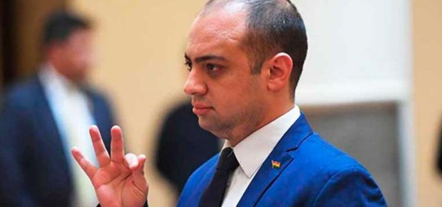 Mostajo se "autodeclaró" en comisión y dice solo haber recibido un sueldo del Estado