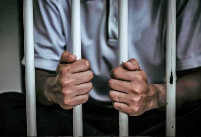 Encarcelan a dos hombres por delitos de violación