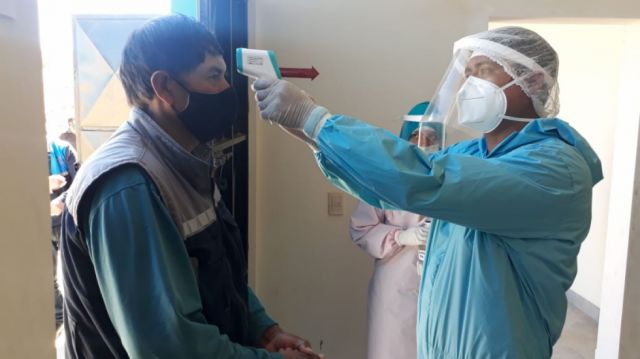 Dos de tres test reactivos a Covid se reconfirman con la prueba PCR