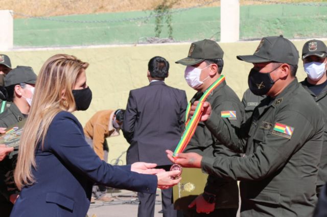 Áñez pide a la Policía que se prepare para "frenar a violentos"