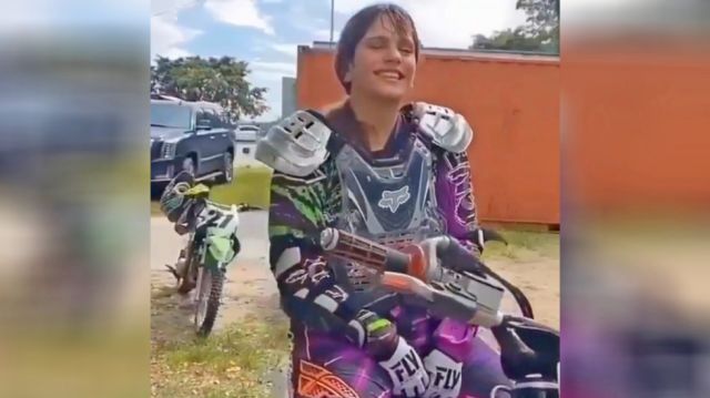 Rosalía dio  paseo extremo  en una moto 