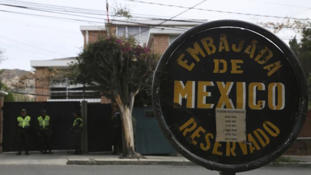 7 exfuncionarios del gobierno del MAS continúan en la Embajada mexicana 