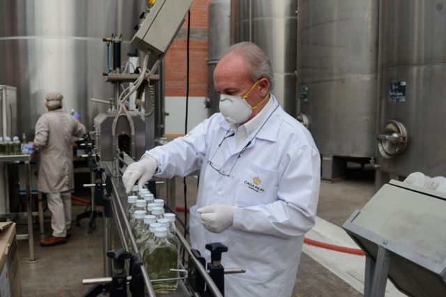 Casa Real inicia entrega de alcohol sanitario                