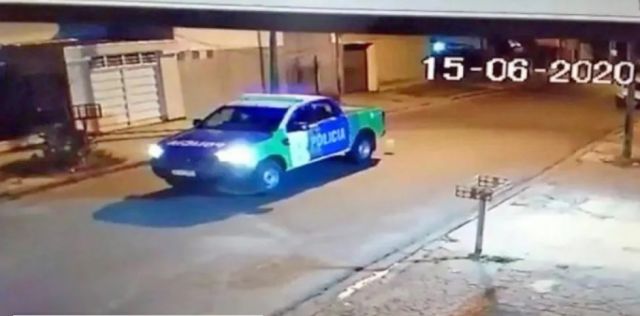 Patrullero se  puso a jugar con ¡un globo!