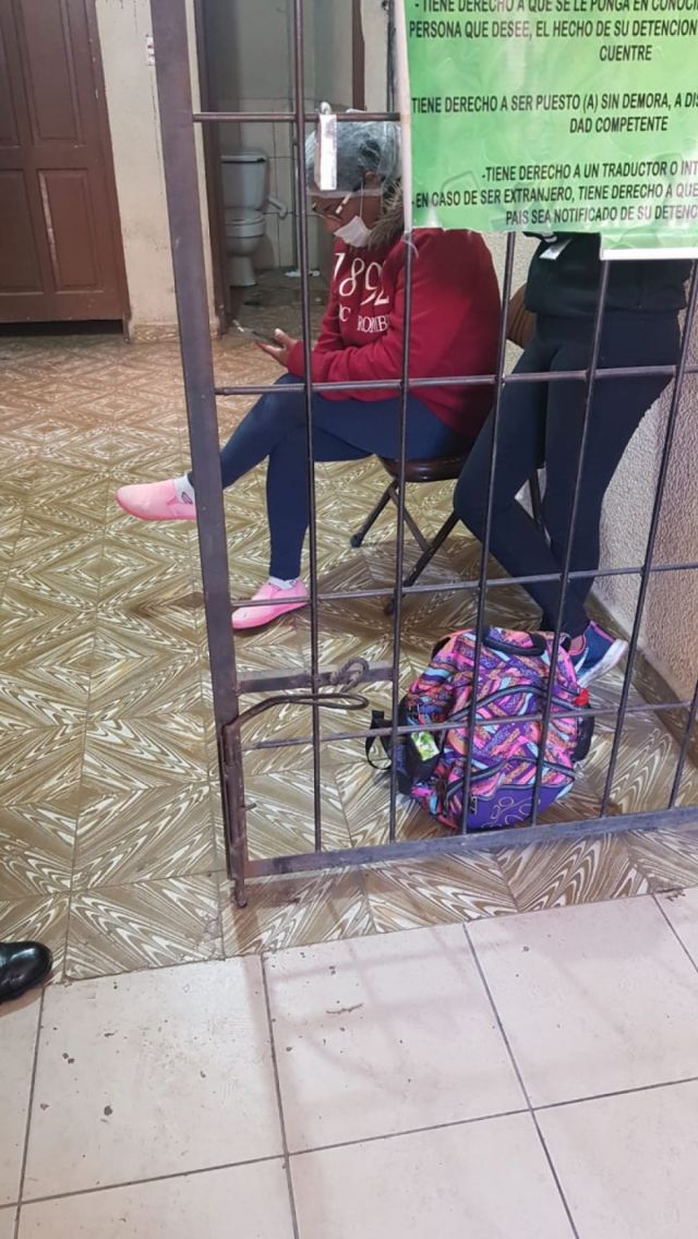 Liberan a la mujer que escupió a policías 