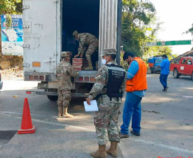 Comisan bebidas y fiambres en operativo en Bermejo