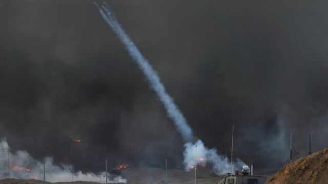 Aviones israelíes lanzan ataques contra Gaza en respuesta a dos proyectiles disparados hacia su territorio