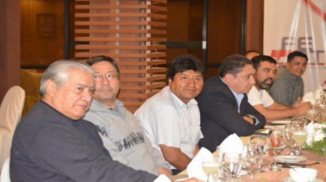 ¿En qué mesa se sienta Milcíades?
